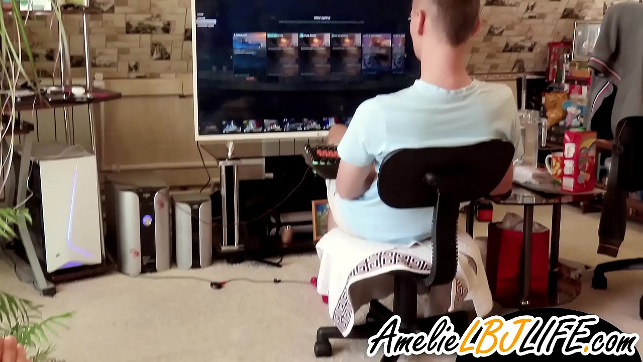 Gadis melancap dengan mainan seks untuk teman lelaki bermain permainan komputer