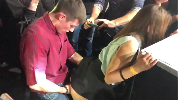 Seks sebenar di kelab malam Rusia. Gadis Rusia berusia 18 tahun di dubur dan faraj disetubuhi di kelab malam